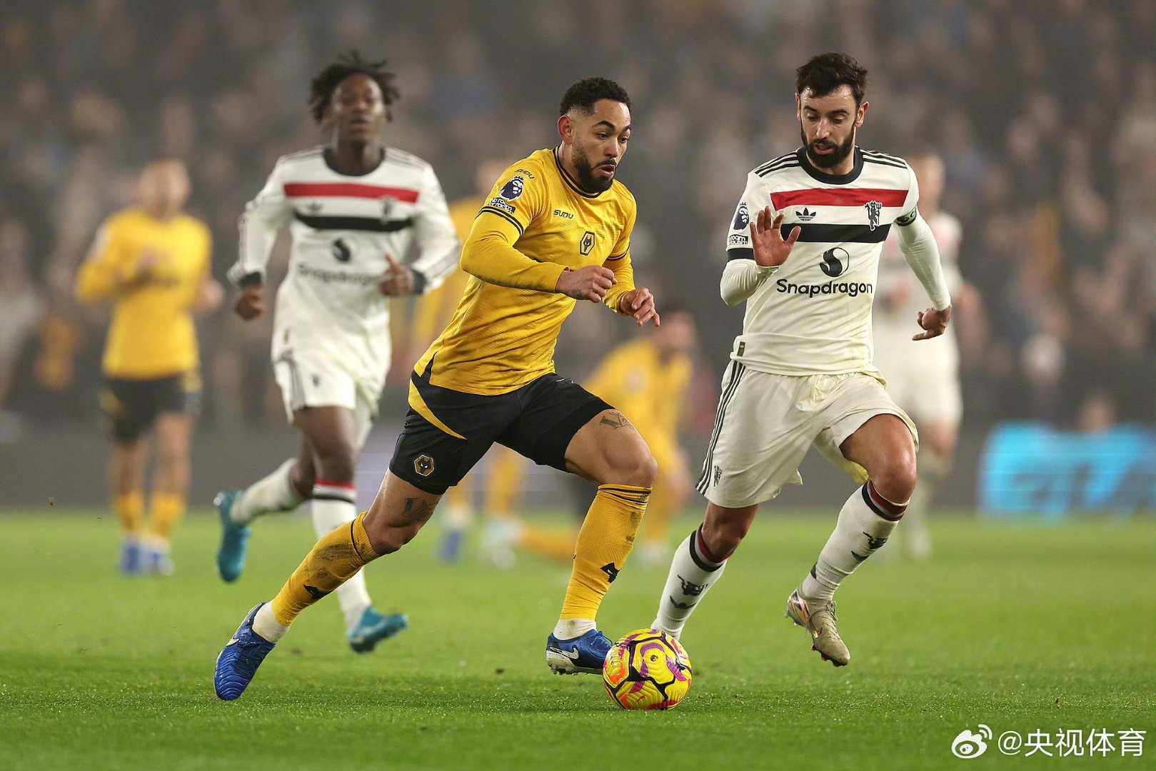 开云-关于曼联训练开放日；冲刺阶段远射贴柱引欢呼；德国杯在即；更衣室氛围转暖的信息