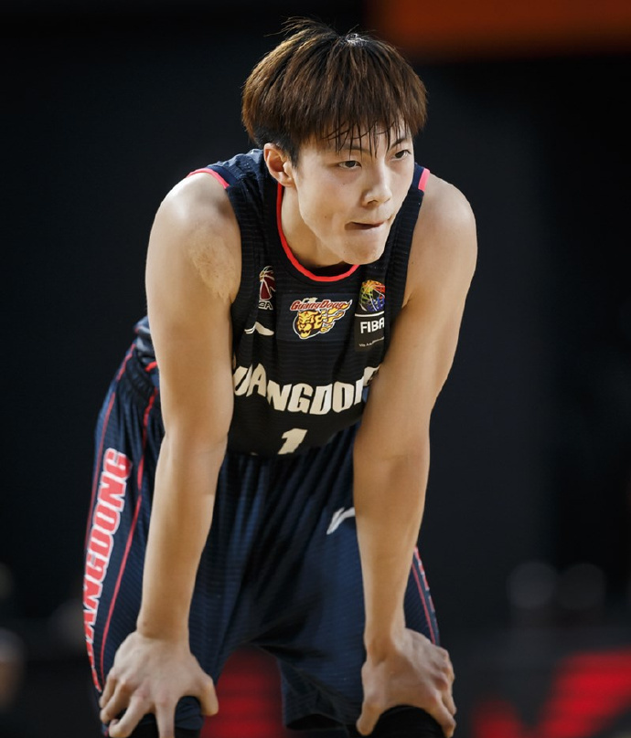 kaiyun-亚冠赛程吃紧，深圳男篮今夜篮板制胜，气氛紧张，轮换策略成焦点的简单介绍