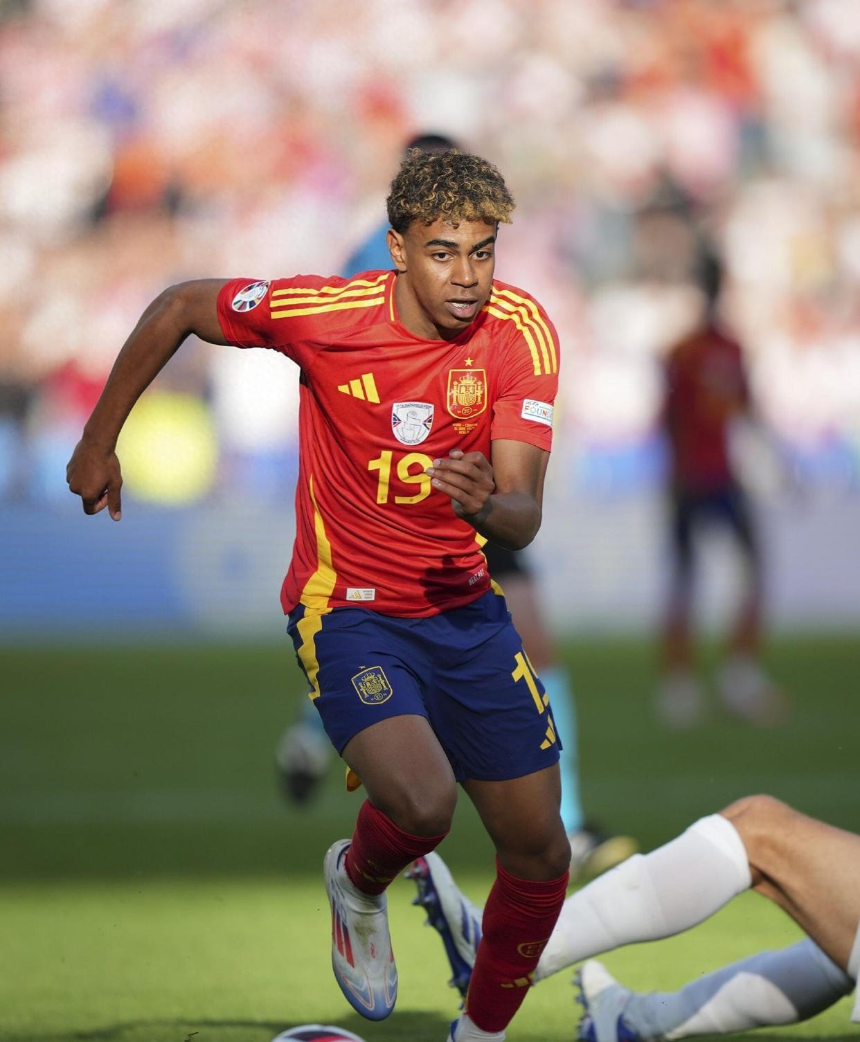 开云-赛地聚焦：欧联关键时刻热度飙升，法兰克福再遭质疑，球迷炸锅，赛季目标并未改变的简单介绍